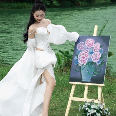 Có những ngày chẳng cần đi đâu xa, chỉ cần đứng giữa trời xanh, hoa lá... cũng đủ thấy mình thật bình yên!
