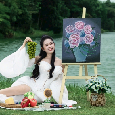 Có những ngày chẳng cần đi đâu xa, chỉ cần đứng giữa trời xanh, hoa lá... cũng đủ thấy mình thật bình yên!