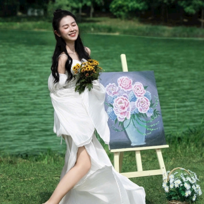 Có những ngày chẳng cần đi đâu xa, chỉ cần đứng giữa trời xanh, hoa lá... cũng đủ thấy mình thật bình yên!