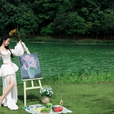 Có những ngày chẳng cần đi đâu xa, chỉ cần đứng giữa trời xanh, hoa lá... cũng đủ thấy mình thật bình yên!