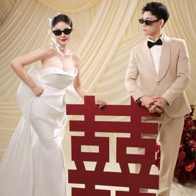 Một bộ ảnh cưới đẹp không chỉ lưu giữ khoảnh khắc mà còn là nơi cất giữ thanh xuân và tình yêu của hai người