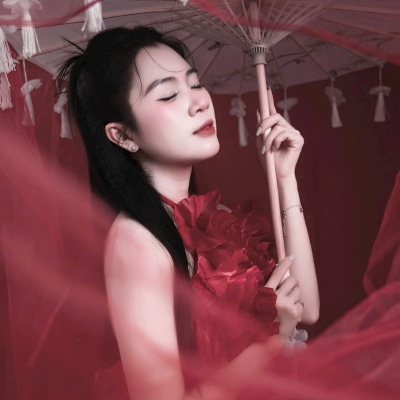 Một ánh mắt nghiêng thành họa, một nụ cười đẹp tựa nhân gian 